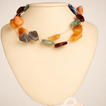 Colier delicat cu pietre colorate pe fire fine aurii