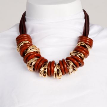 Colier statement cu elemente din lemn si metal auriu pe fire textile bordo