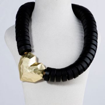 Colier statement negru cu element inima geometrizata aurie