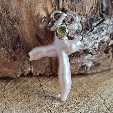 Pandantiv perla, peridot | Cruce