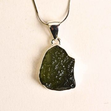 Colier argint 925 cu Moldavit natural brut 2.5 g ,   piatra transformarii spirituale