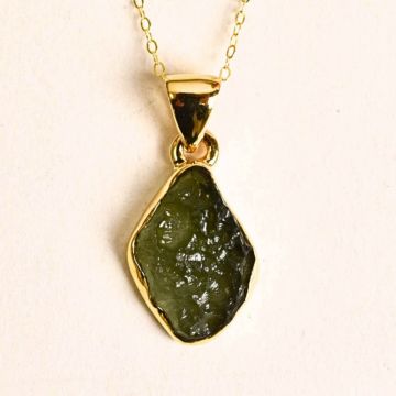 Colier Argint 925 placat cu aur 18k cu Moldavit natural brut 1.99 g ,   talisman de transformare