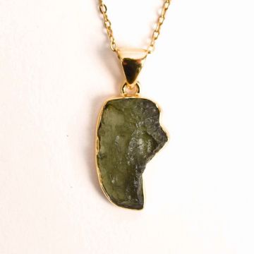 Colier cu lant de inox aurit si pandantiv montura argint 925, placat cu aur 18 k si Moldavit natural, 2.55 gr ,   Protectie si transformare