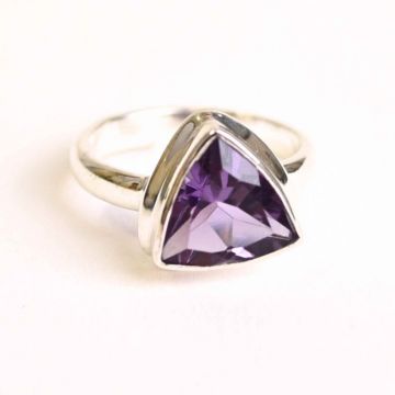 Inel Argint 925 cu Ametist Fatetat Triunghi ,   Protectie si Claritate Spirituala