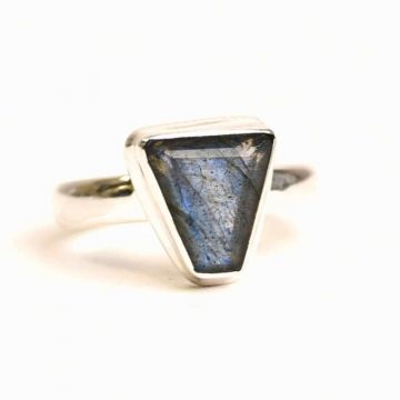 Inel Argint 925 cu Labradorit fatetat  froma Triunghi ,   Protectie si Putere Interioara