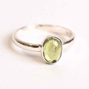 Inel argint 925 cu Peridot natural oval ,   Lumina si Echilibru