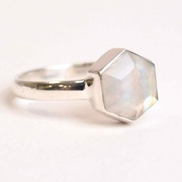 Inel Argint 925 cu Piatra Lunii Fatetata Hexagon ,   Intuitie si Feminin Sacru
