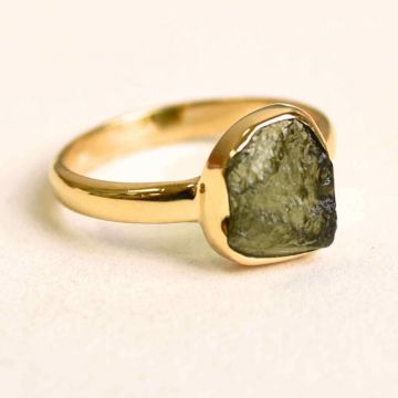 Inel argint 925 placat aur 18k cu Moldavit natural brut Marime 58-59  (EU)  9 (US) ,   Piatra transformarii si protectiei