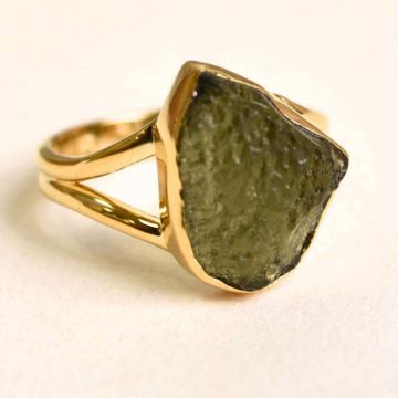 Inel argint 925 placat aur 18k cu Moldavit natural brut Marime 58-59  (EU)  9 (US) ,   Piatra transformarii si protectiei