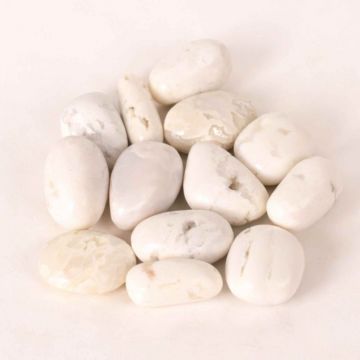 Piatra rulata de Agat Alb Indonezia,   o prezenta simpla care aduce claritate si liniste in gesturile de zi cu zi