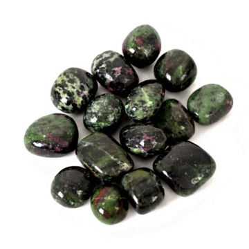 Piatra rulata de Rubin zoisit - Intalnirea dintre forta inimii si echilibrul interior