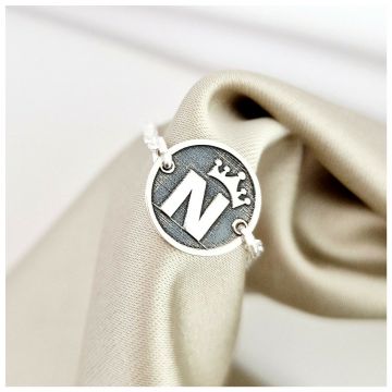 Bratara personalizata - Banut cu initiala si simbol coronita - 12 mm - Argint 925 - Cu lantisor fata/baiat