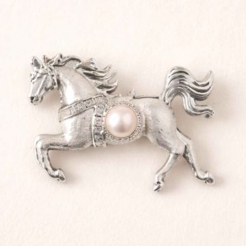 Brosa Cal cu Perla naturala de cultura ,   Feminitate in miscare