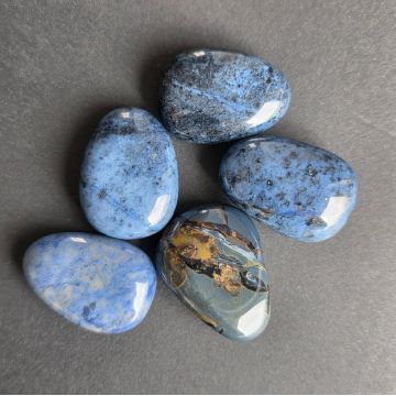 Cabochon dumortierit