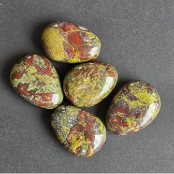 Cabochon piatra sangele dragonului