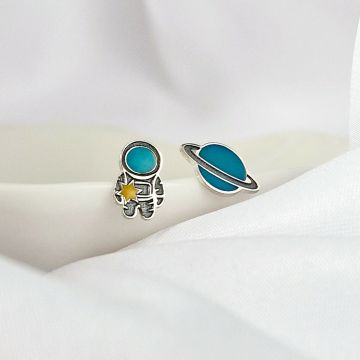 Cercei personalizati cu Astronaut si Planeta - email colorat - Argint 925 - inchidere surub
