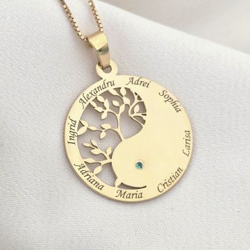 Lantisor cu Pandantiv Rotund Copacul Vietii Yin & Yang din Argint 925 Placat cu Aur de 18K - Decorat cu Smarald si Personalizabil cu 8 Nume