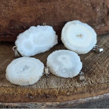 Pandantiv nodul agat alb