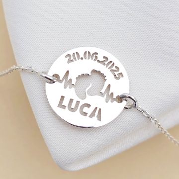 Bratara banut personalizata - decupaj nume, simbol bataiat inimii cu picioruse si data - Banut de 15 mm cu lantisor - Argint 925