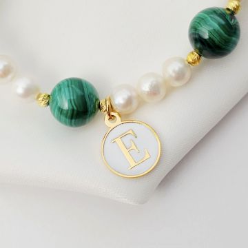 Bratara cu Perle & Malachit - Initiala in email alb - Model alternanta eleganta de perle, bilute si malachit - Argint 925 placat cu Aur galben 18K