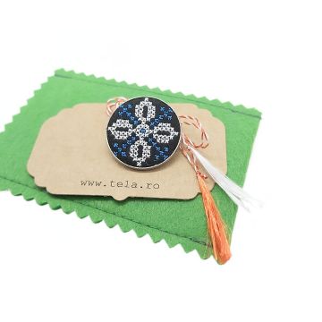 Brosa de inox cu broderie traditionala Alb si albastru