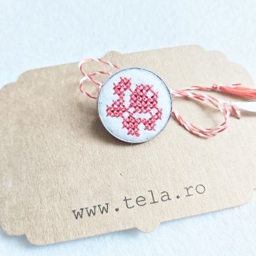 Brosa de inox cu broderie traditionala model trandafir Rosu