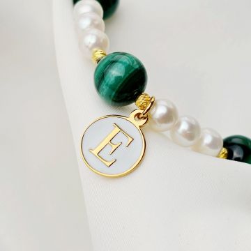 Colier cu Perle & Malachit - Initiala in email alb - Model alternanta eleganta de perle, bilute si malachit - Argint 925 placat cu Aur galben 18K