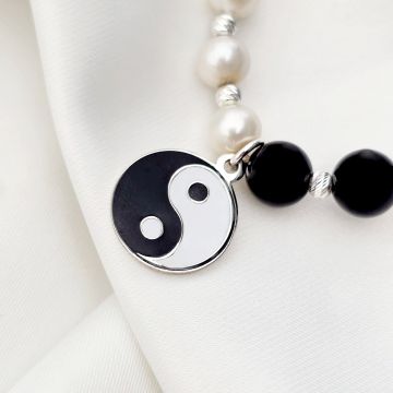 Colier cu Perle & Onix - Pandantiv Yin Yang - Model echilibrat cu perle albe, bilute si pietre onix - Argint 925