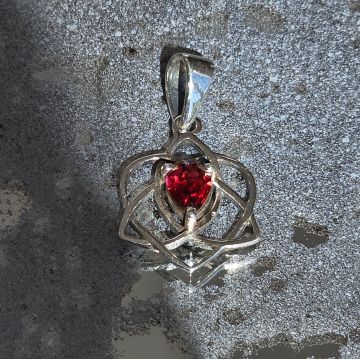 Pandantiv argint granat | Inimi Triquetra