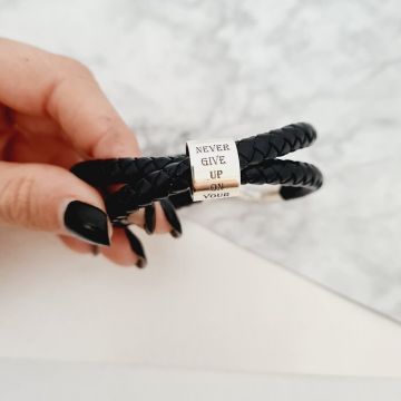 Bratara barbateasca - Cilindru cu mesaj personal - Argint 925 - 2 straturi piele impletita groasa - Inchizatoare carabina