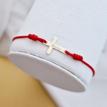 Bratara Cruciulita de 15 mm - Nume gravat - Aur Galben 9K - Snur reglabil de diverse culori Bratara Cruciulita de 15 mm - Nume gravat - Aur Galben 9K - Snur reglabil de diverse culori