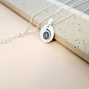 Lantisor personalizat cu simbol materie scoala - Istorie - Banut de 15 mm cu lantisor - Argint 925